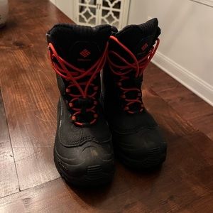 Columbia kids snow boot size 2 in great condition